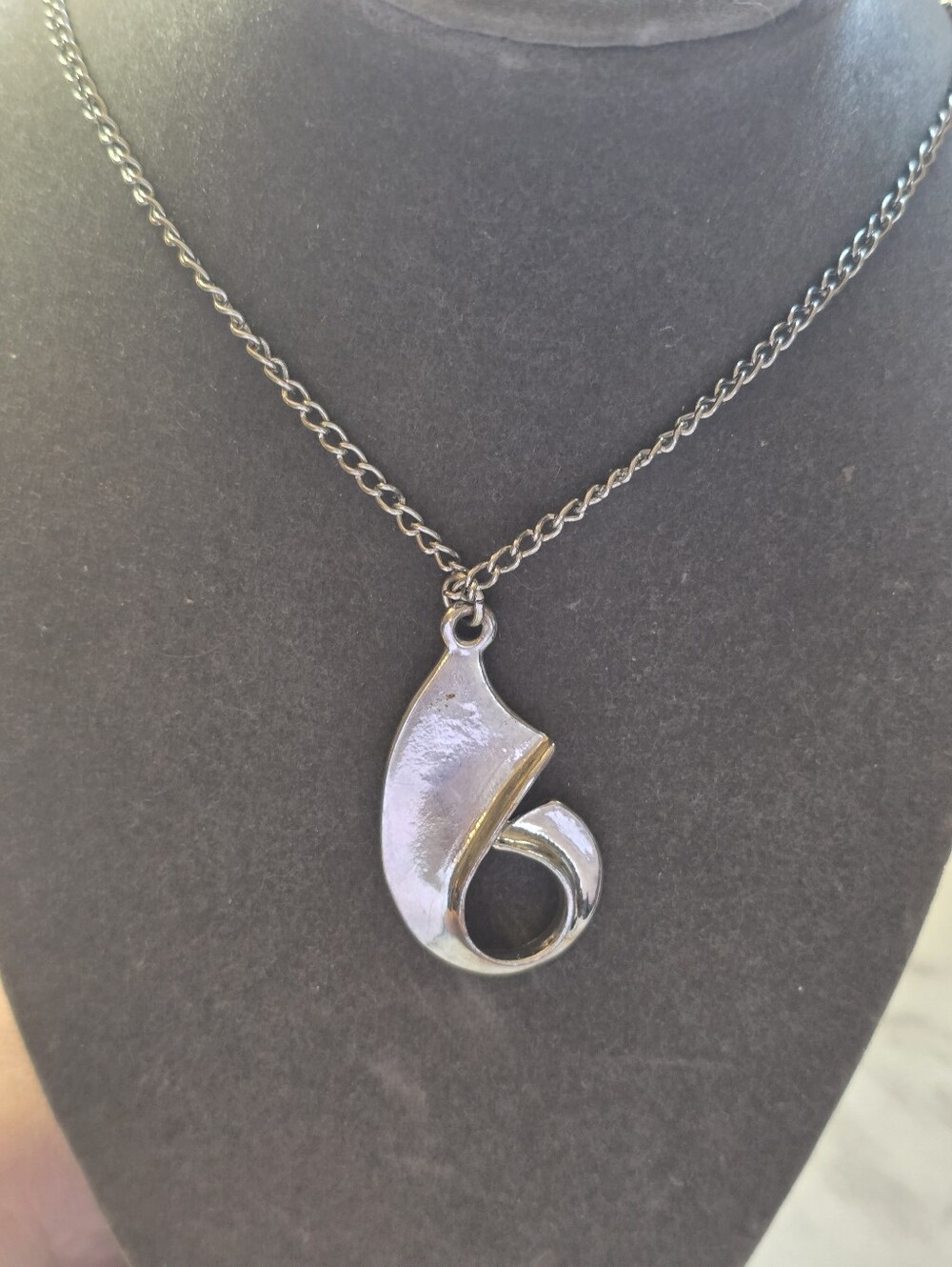 Silver-Tone Abstract Swirl Pendant Eyeglass Holder